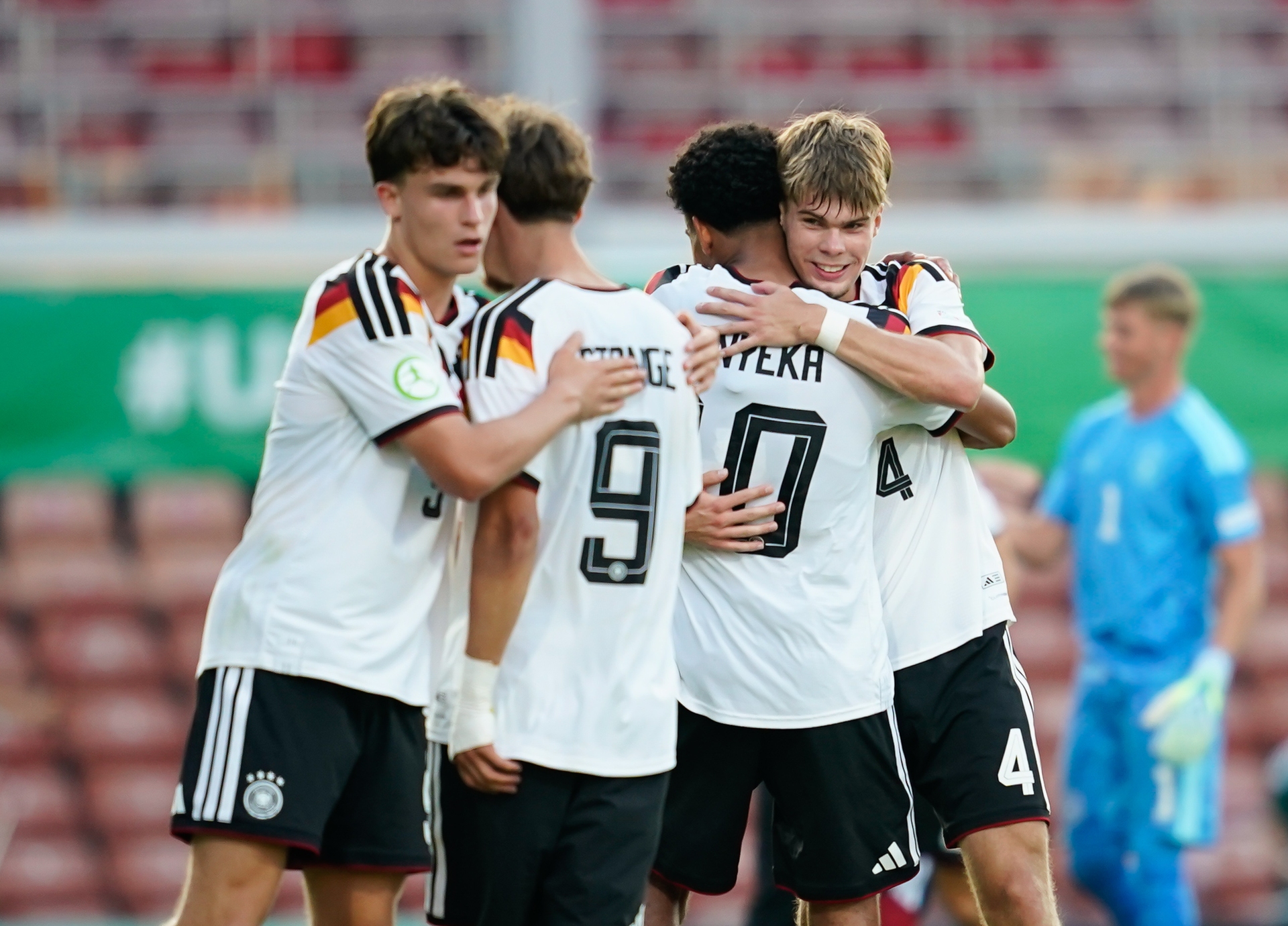 Mick Schmetgens umarmt einen Mitspieler.