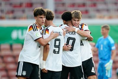 Mick Schmetgens umarmt einen Mitspieler.