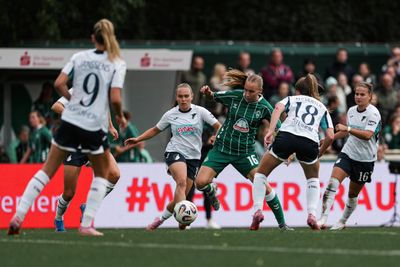 Emöke Pápai dribbelt den Ball und wird von vier Hoffenheimerinnen umstellt.
