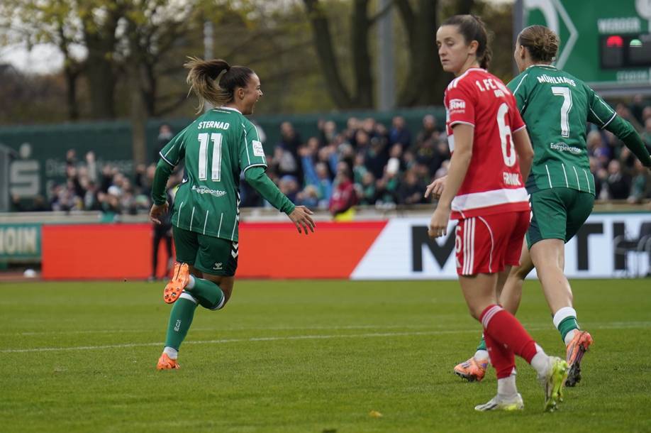 Maja Sternad dreht jubelnd nach ihrem Tor ab.