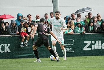 Oliver Burke mit Ball am Fuß im Duell.