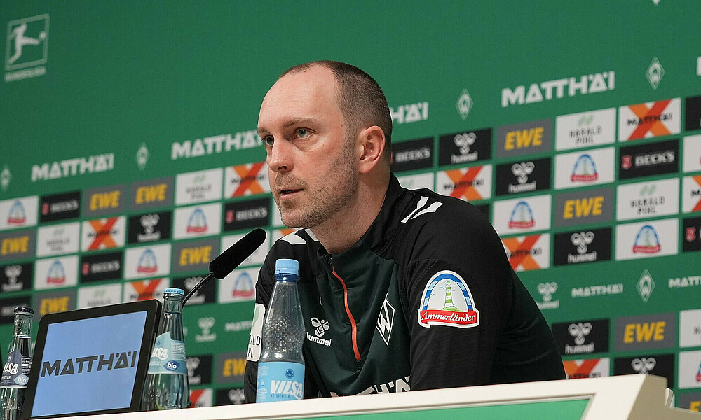 Cheftrainer Ole Werner auf dem Podium bei der Pressekonferenz