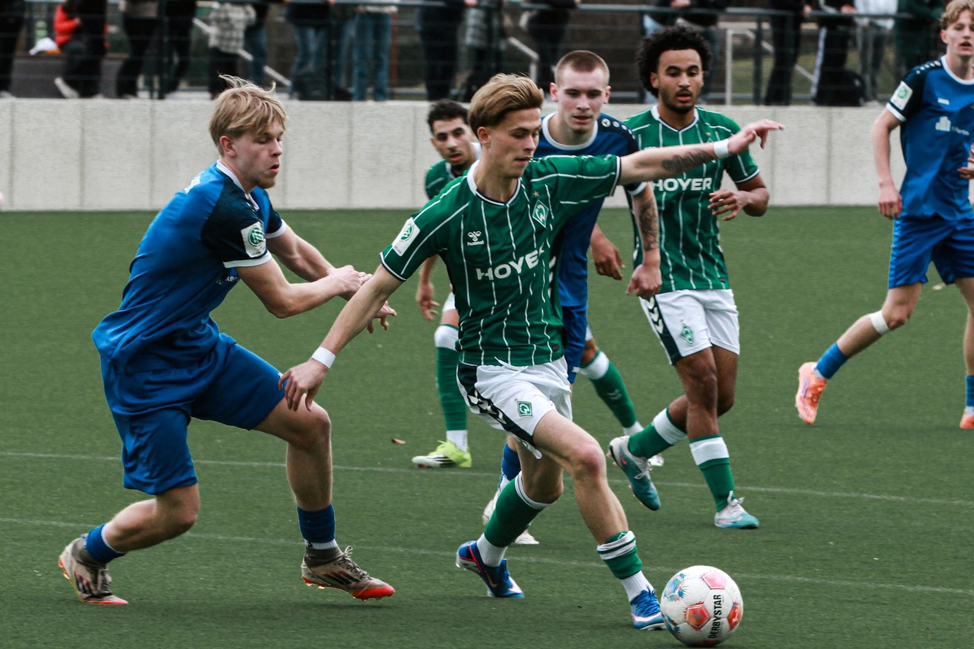 Der U19-Spieler setzt sich im Zweikampf gegen den Spieler vom SV Meppen durch.