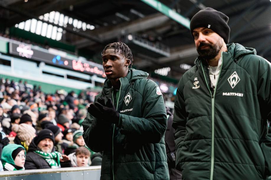 Karim Coulibaly nach seiner Auswechselung am Spielfeldrand.