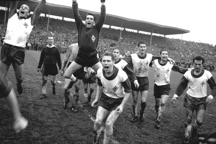 Die Mannschaft von 1965 feiert die Meisterschaft