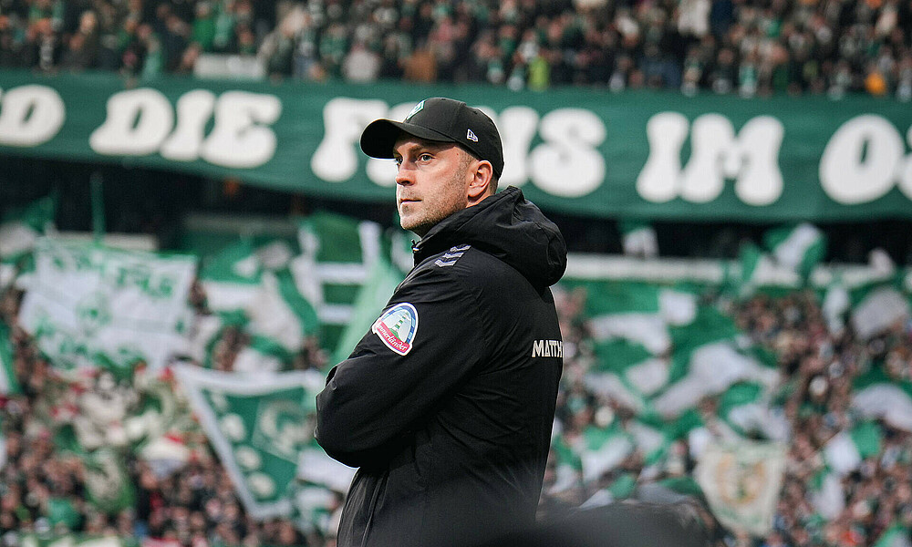 Ole Werner steht vor der Ostkurve. 