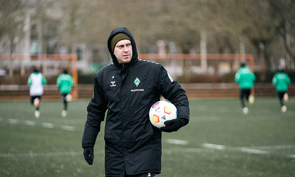 Ole Werner auf dem Trainingsplatz mit einem Ball in der Hand. 