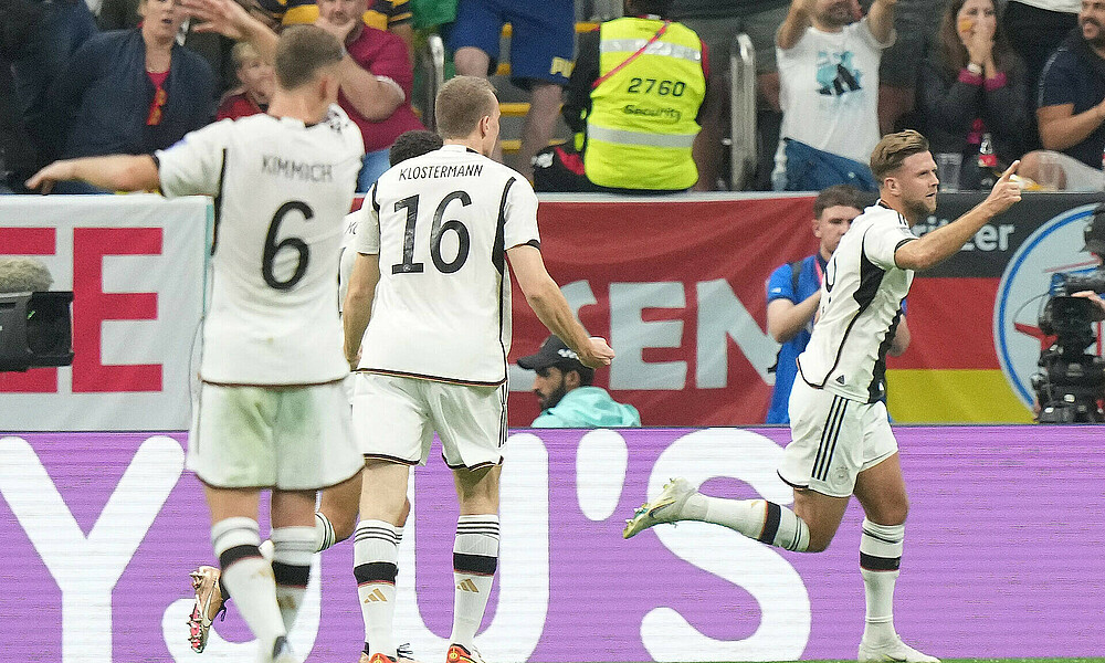 Niclas Füllkrug jubelt im Trikot der deutschen Nationalmannschaft.