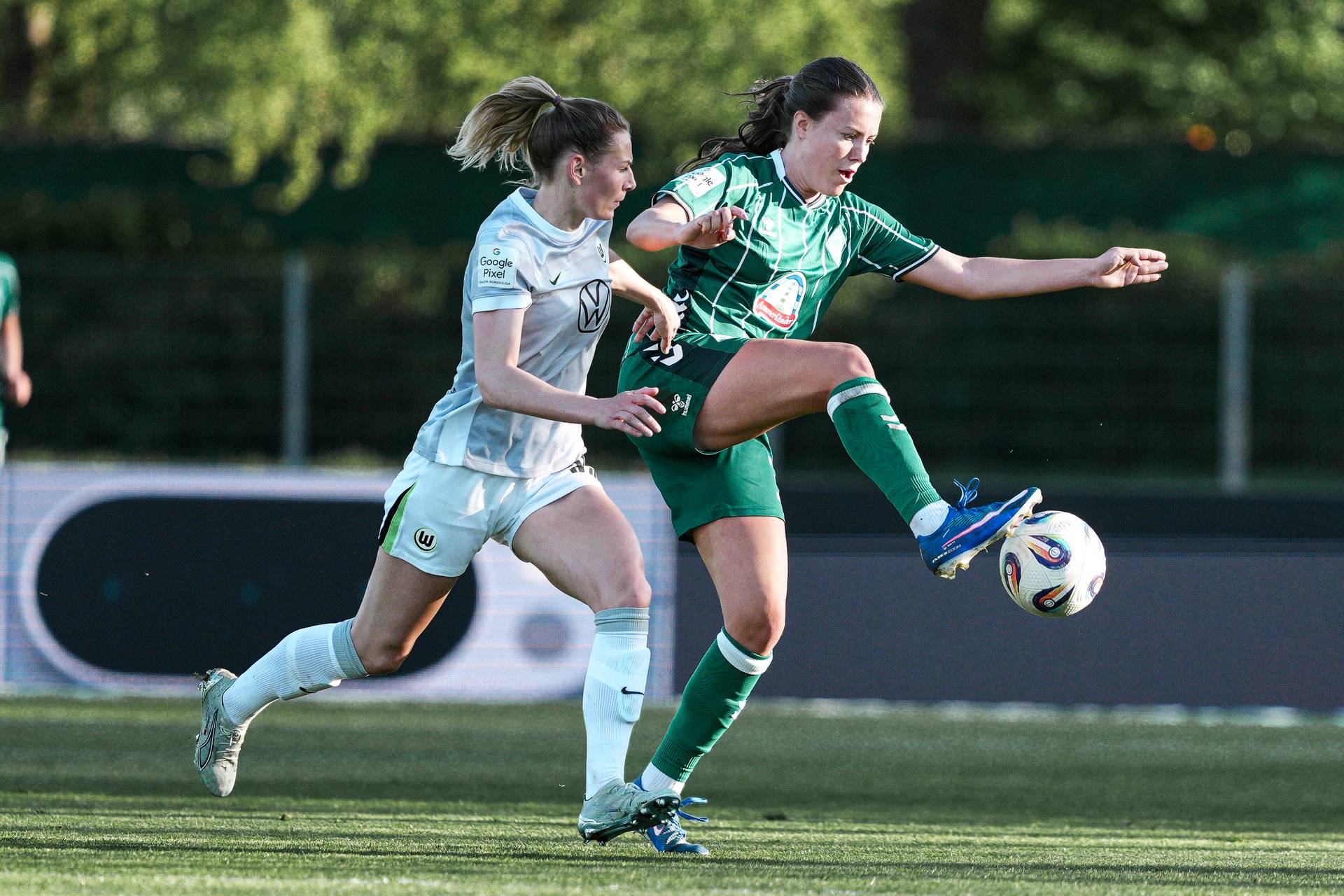 Zwei Spielerinnen im Kampf um den Ball.