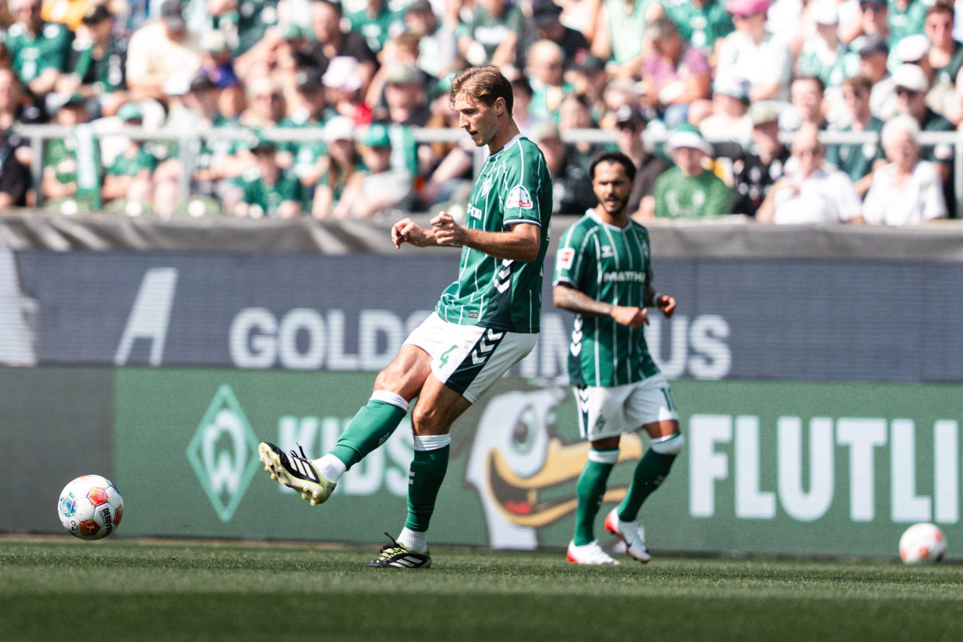 Niklas Stark spielt einen Pass im Werder-Trikot.
