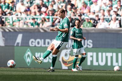 Niklas Stark spielt einen Pass im Werder-Trikot.