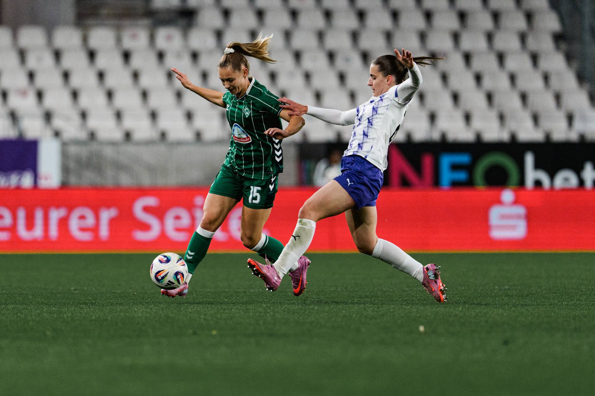 Michelle Weiß im Heimtrikot mit Ball am Fuß.
