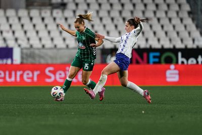 Michelle Weiß im Heimtrikot mit Ball am Fuß.