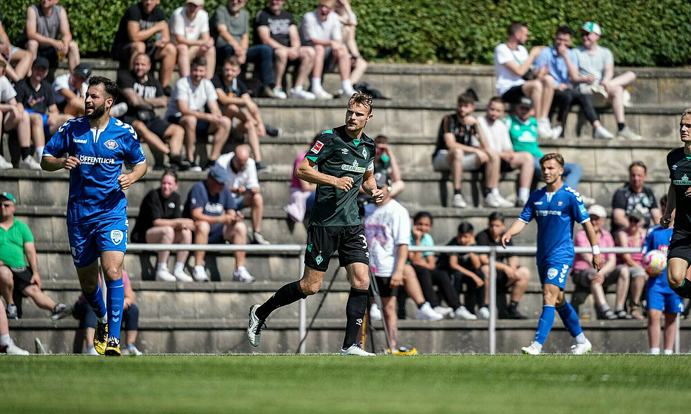 Christian Groß schaut im Testspiel gegen den VfB Oldenburg dem Ball hinterher.