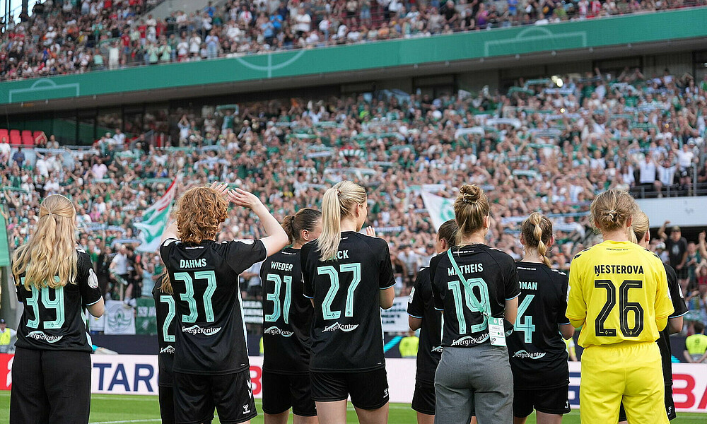 Die Werderfrauen stehen vor der grün-weißen Kurve, nach dem verlorenen DFB-Pokalfinale gegen den FC Bayern München, und bedanken sich für den tollen Support.  
