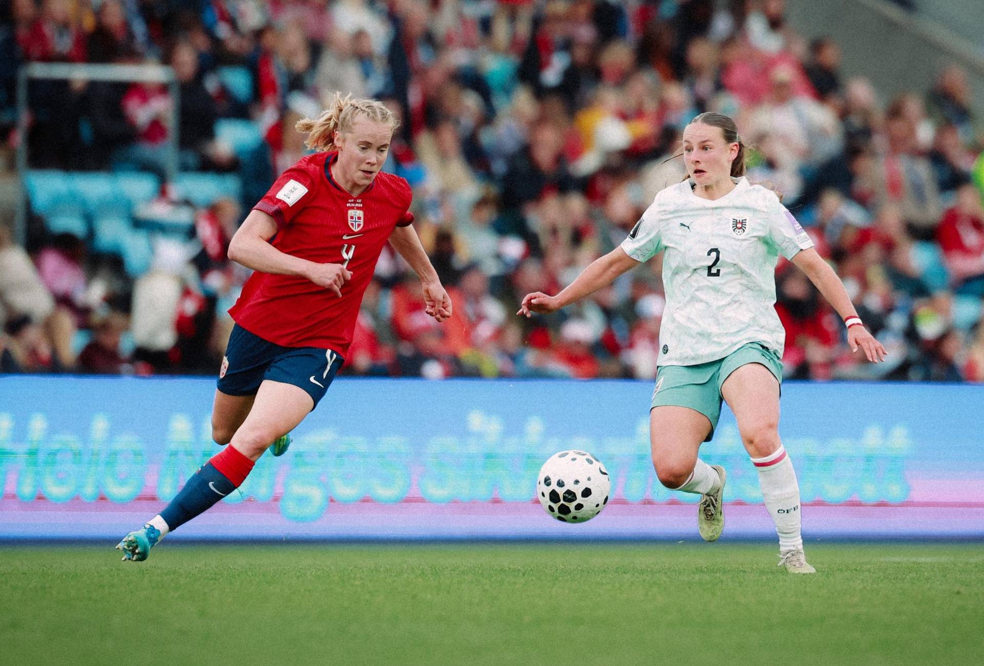 Chiara D'Angelo in Aktion im Länderspiel in Österreich gegen eine Norwegerin.