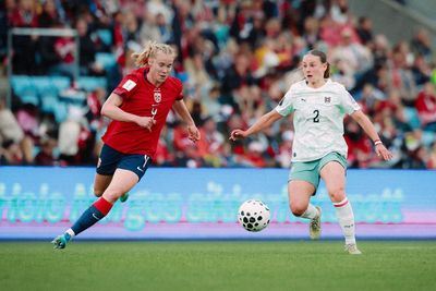 Chiara D'Angelo in Aktion im Länderspiel in Österreich gegen eine Norwegerin.