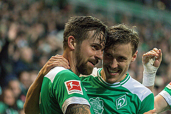 null Martin Harnik und Max Kruse umarmen sich.
