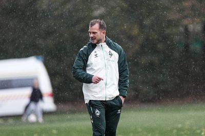 Björn Dreyer im Regen an der Seitenlinie eines Fußballplatzes.