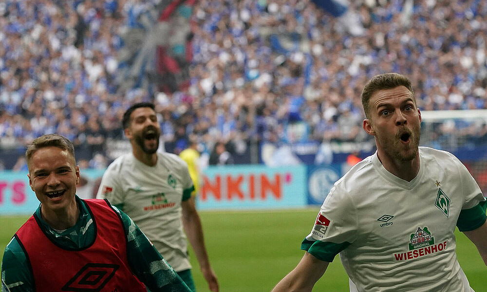 Marvin Ducksch bejubelt auf Schalke sein Tor. Er schaut in die Fankurve.