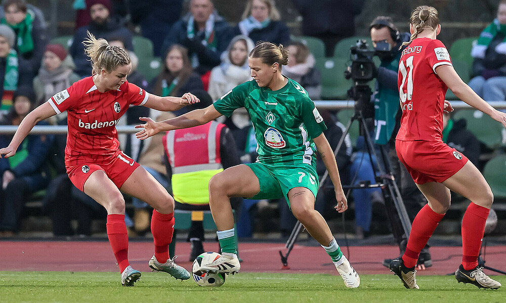 Larissa Mühlhaus im Zweikampf mit einer Freiburg-Spielerin.