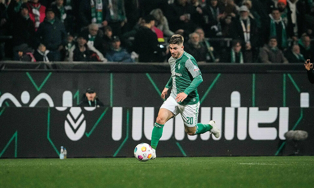 Romano Schmid spielt den Ball.