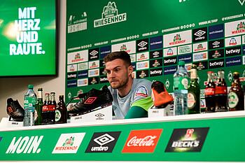 Marvin Ducksch im Mediengespräch mit den Journalisten.