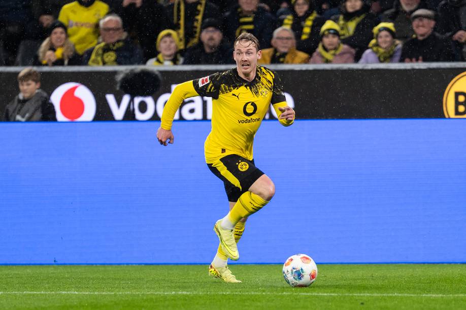 Julian Brandt mit Ball am Fuß im Dortmund-Trikot.
