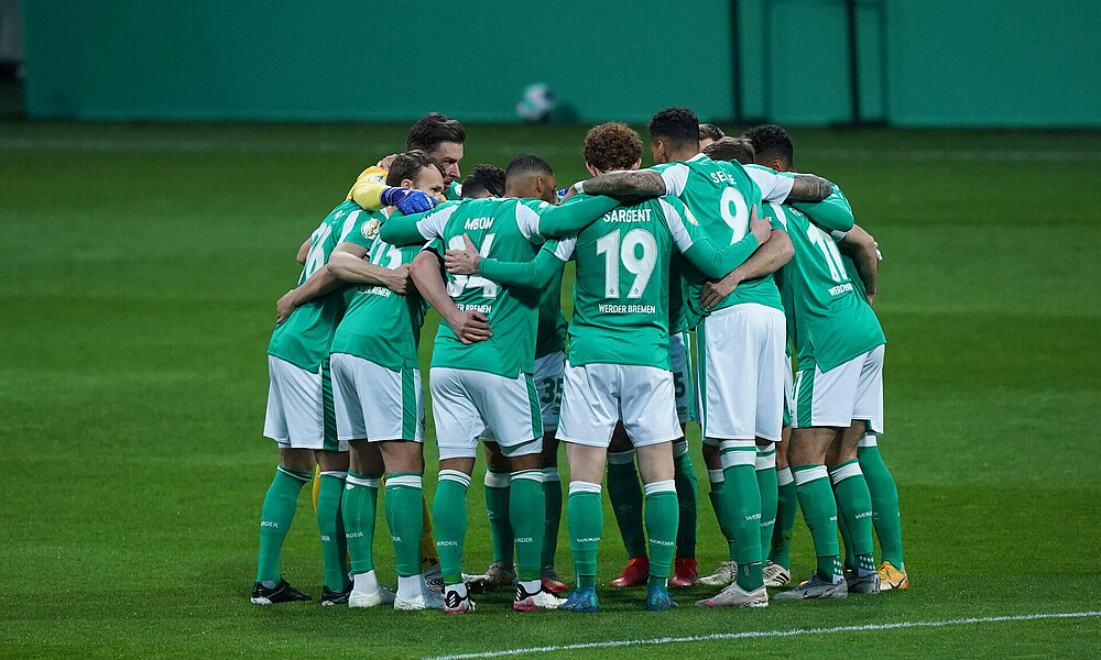 SV Werder Bremen vor dem Pokal-Halbfinale gegen RB Leipzig geschlossen im Kreis. 