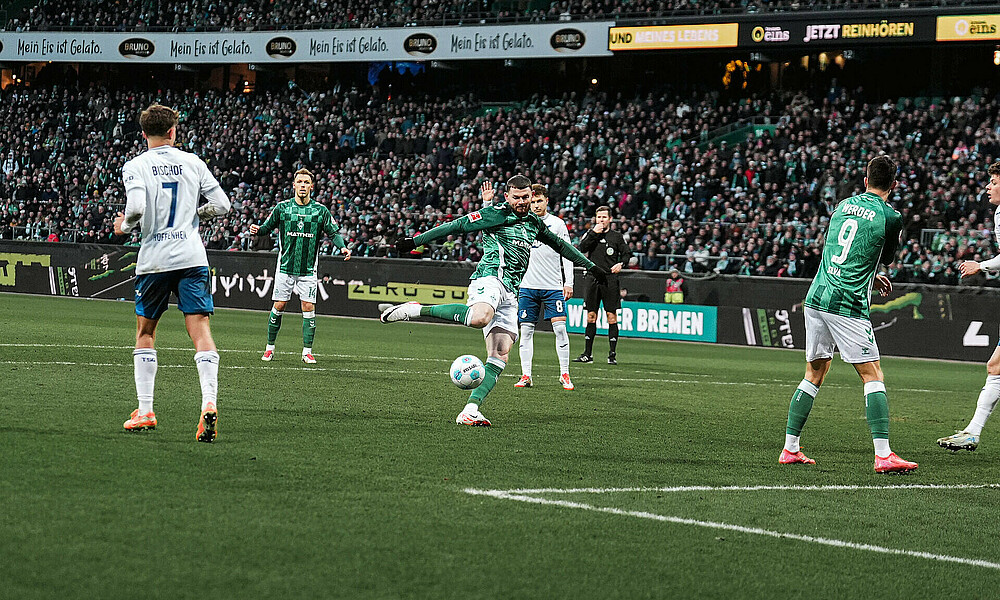 Oliver Burke schießt auf das Tor. 