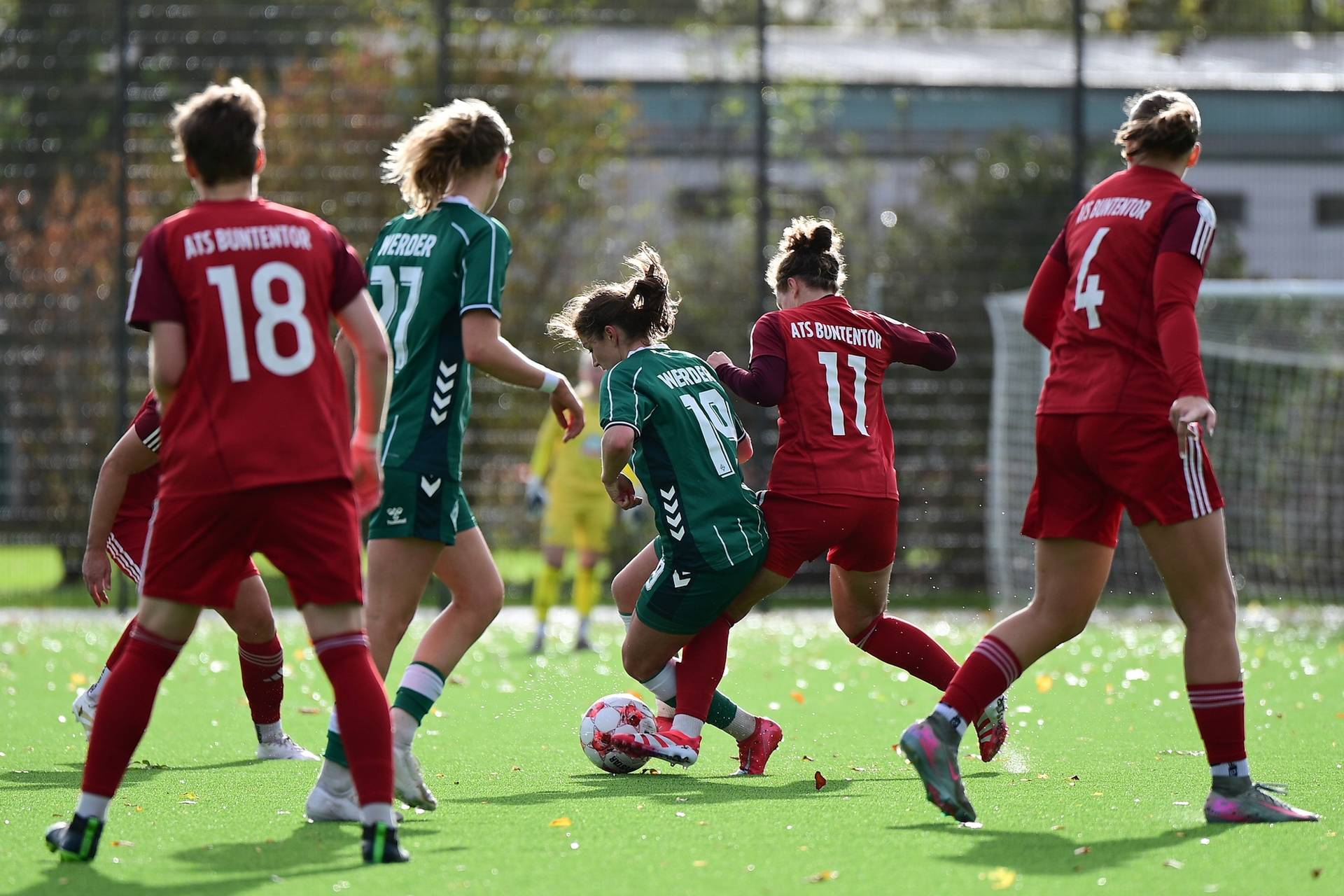 Die Spielerin der 2. Frauen ist im Zweikampf mit der Gegnerin vom ATS Buntentor.