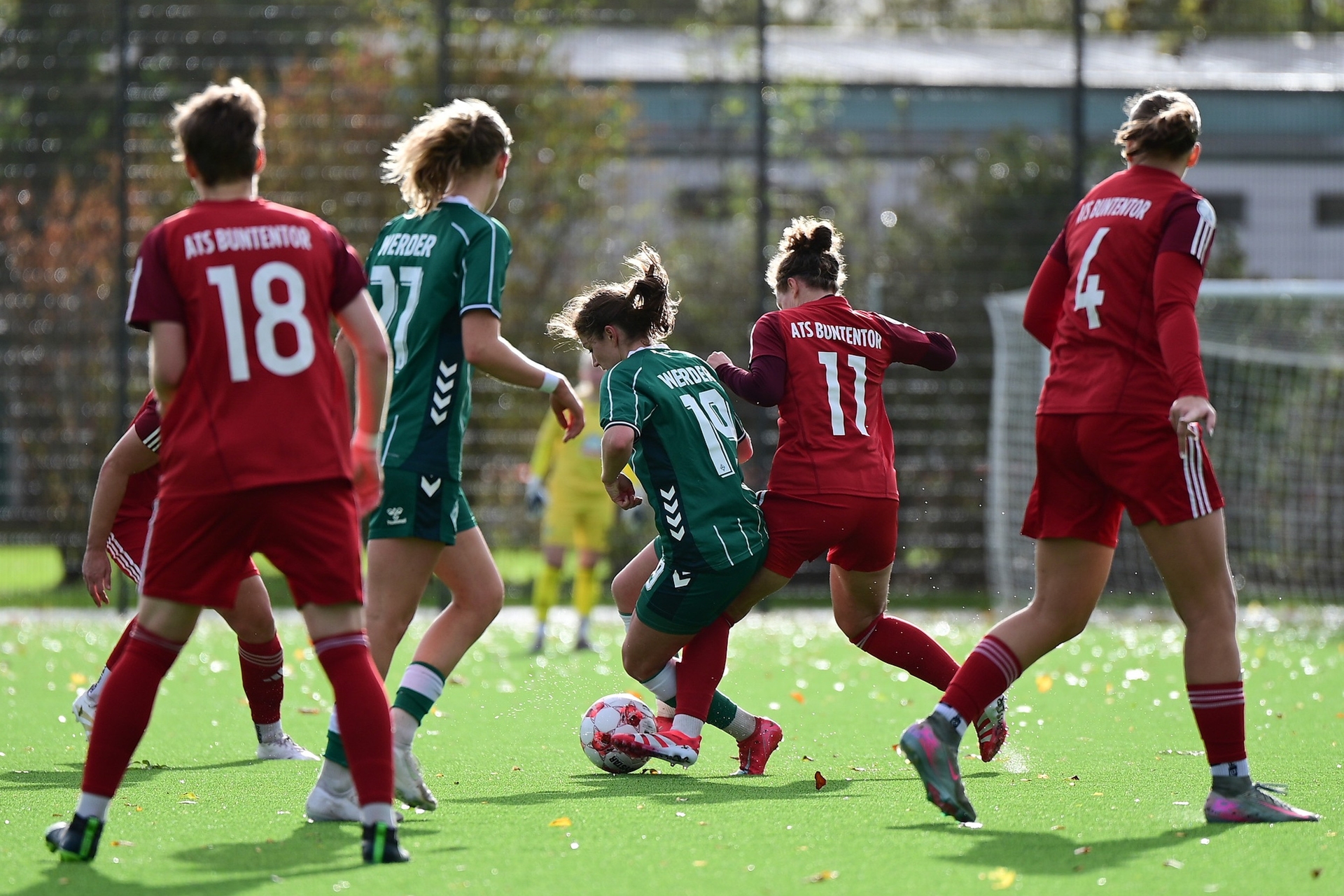 Die Spielerinnen der 2. Frauen setzen sich im Zweikampf gegen den ATS Buntentor durch.