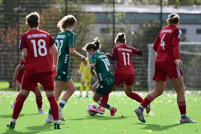 Die Spielerinnen der 2. Frauen setzen sich im Zweikampf gegen den ATS Buntentor durch.