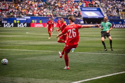 Cedric Itten spielt einen Pass.