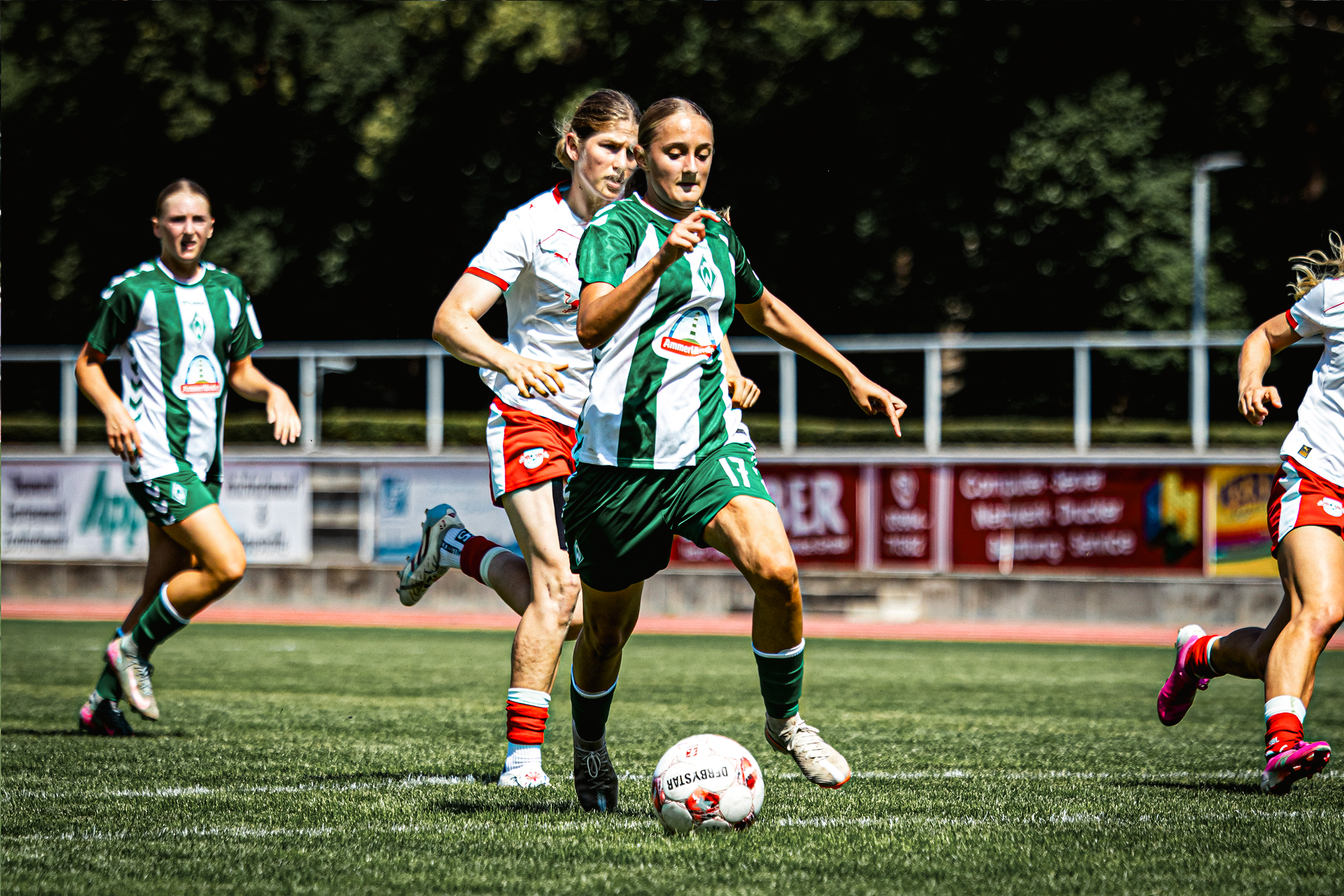 Die Spielerin liefert sich ein Laufduell mit dem Ball am Fuß gegen die Gegnerin von RB Leipzig.