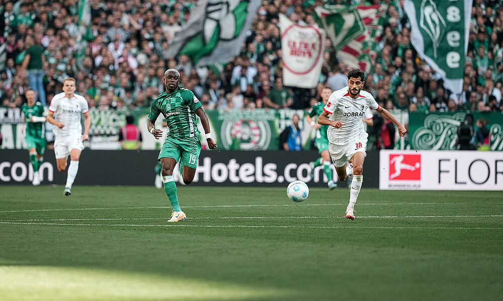 null Derrick Köhn und Eren Dinkci sprinten auf einen Ball zu.