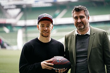 Mitchell Weiser und Hans-Jörg Otto mit einem Football. 