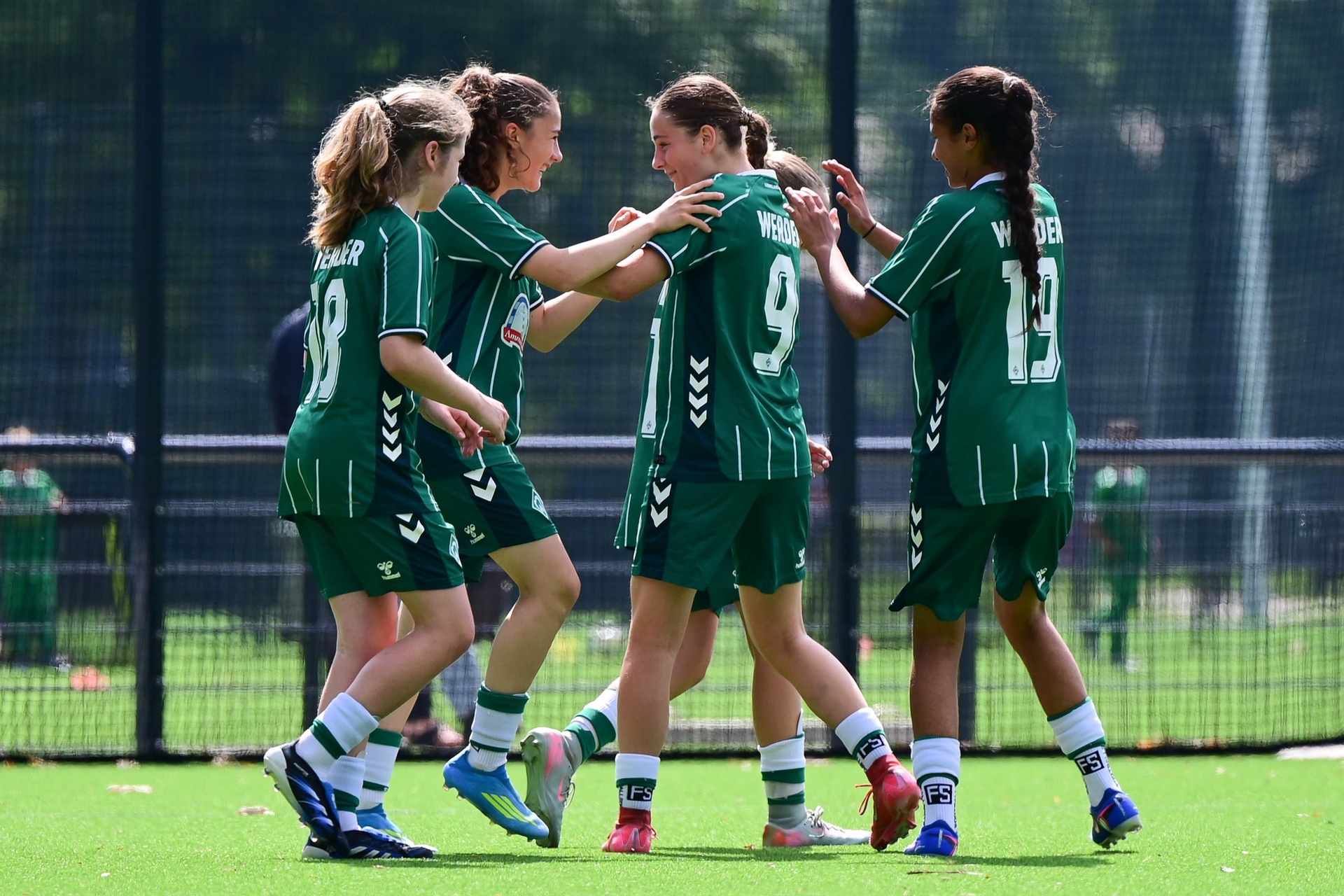 Die Spielerinnen der U17 klatschen sich lachend ab.