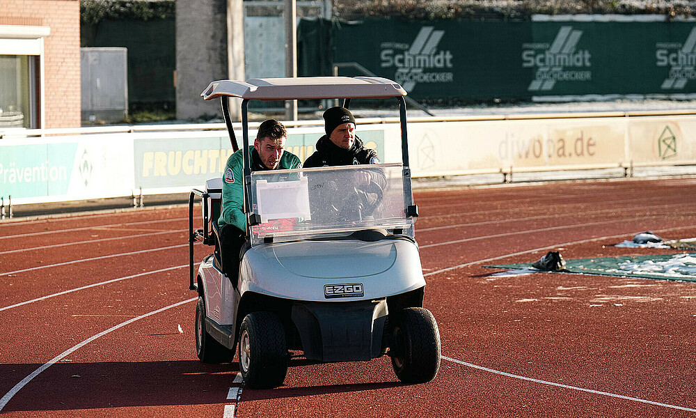 Pavlenka wird vom Platz gefahren. 