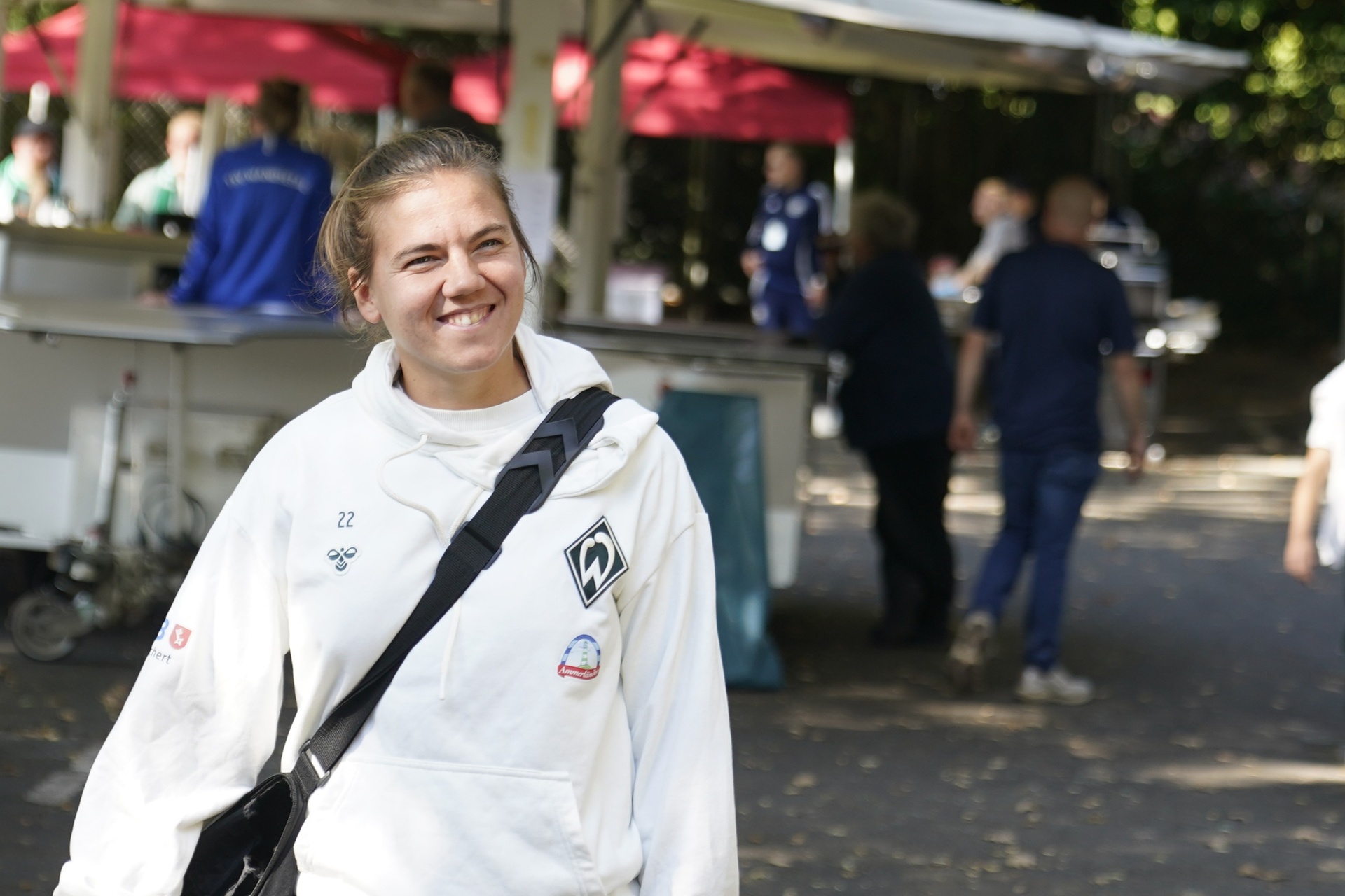 Rieke Dieckmann lächelt auf dem Weg in die Kabine.
