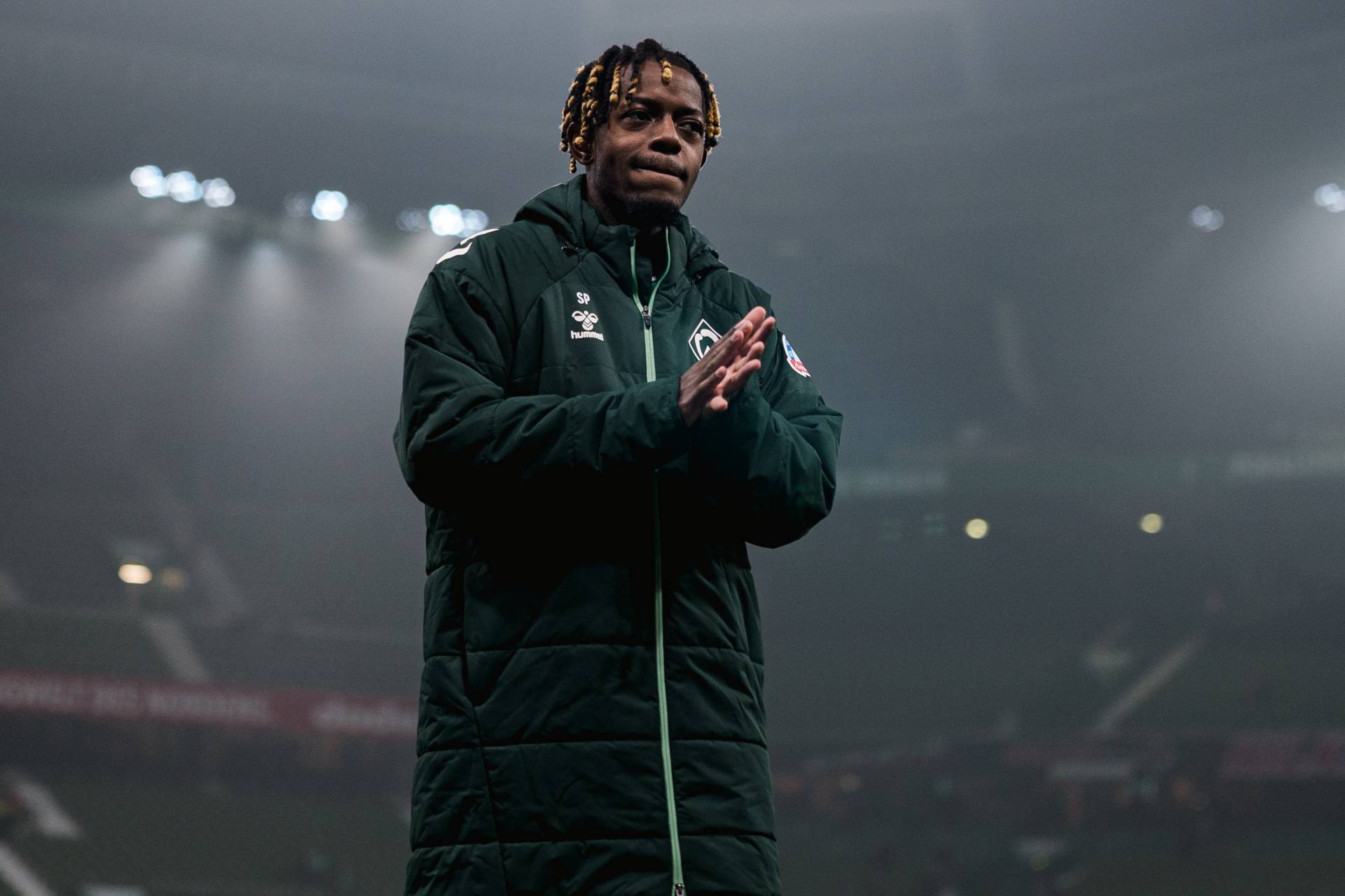 Samuel Mbangula klatscht in die Hände und schaut enttäuscht.