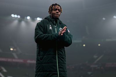 Mbangula geht enttäuscht vom Platz.