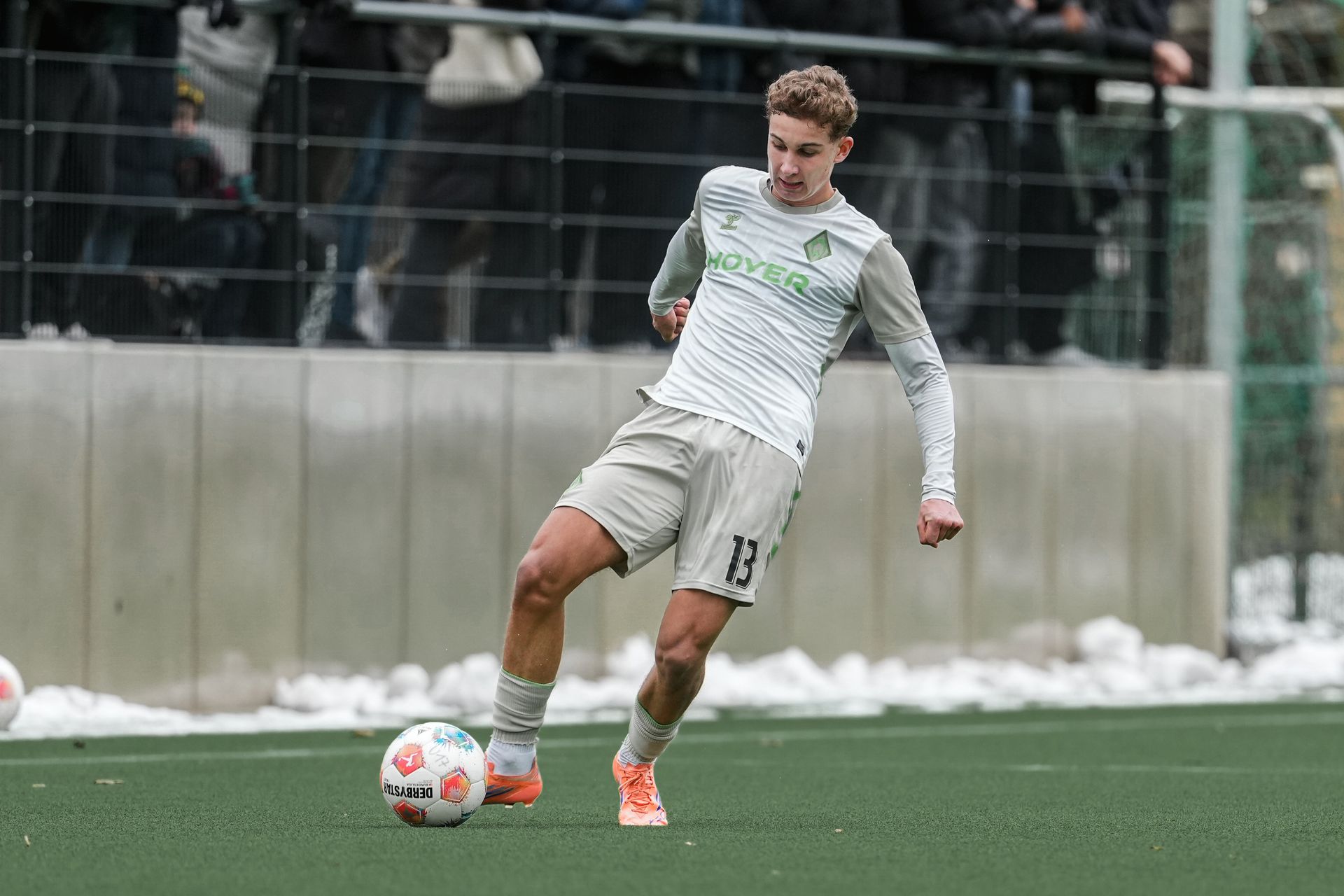 Maximilian Garstka führt den Ball am Fuß.