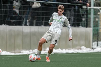 Maximilian Garstka führt den Ball am Fuß.
