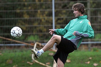 null Christian Schulz mit Ball am Fuß.