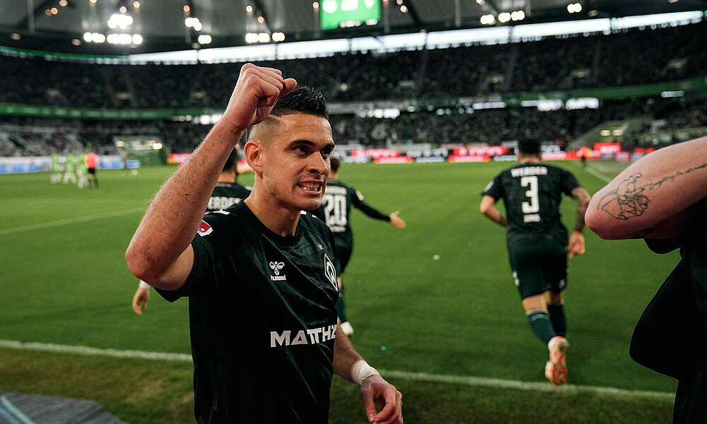 Rafael Borré bejubelt in Wolfsburg den Treffer von Ducksch. 