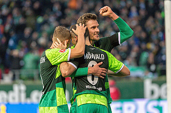 null Sebastian Langkamp ballt die Faust beim gemeinsamen Jubel mit Kevin Möhwald und Ludwig Augustinsson.