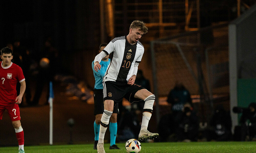 Nick Woltemade mit Ball am Fuß. 