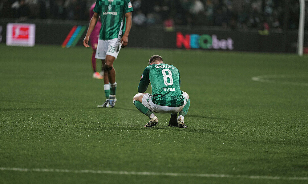 Mitchell Weiser kniet auf dem Boden. 