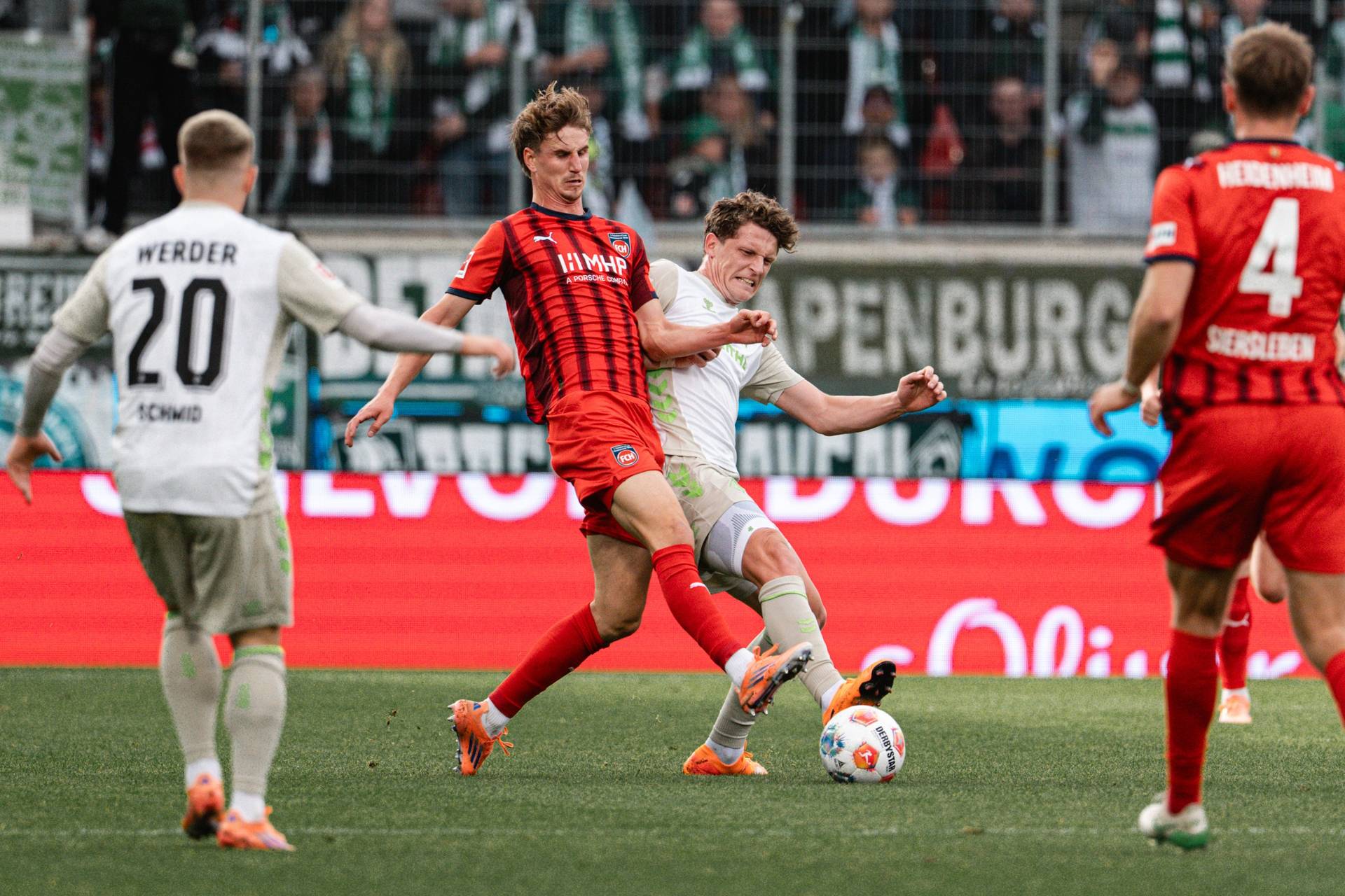Jens Stage im Zweikampf mit einem Heidenheimer Spieler.